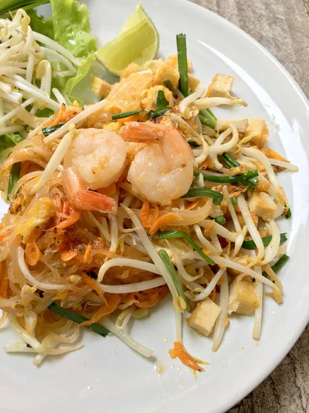 Gebratene Nudeln thailändischer Art mit Garnelen, gebratene Nudeln mit Garnelen im Pad thailändisch, thailändische Nudelart, traditionelles Essen. — Stockfoto