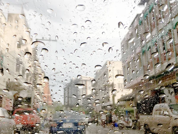 Enfoque suave de gotas de agua en el vidrio del coche con el atasco de tráfico de fondo, atasco de tráfico en el día del Festival de Songkran . — Foto de Stock