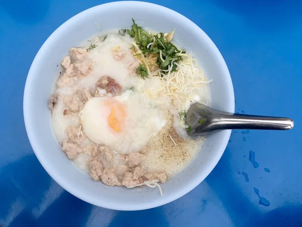在白色的碗里，传统的泰国粥粥粥。在街头的夜市. — 图库照片
