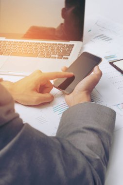 Ofiste çalışan genç işadamı yazıyor pazarlama planları ve kavram gün ışığına için online iş, iş kavramı olarak not defteri strateji diyagramda: bilgisayar ve internet gereklidir.