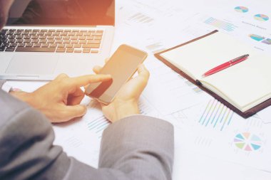 Ofiste çalışan genç işadamı yazıyor pazarlama planları ve kavram gün ışığına için online iş, iş kavramı olarak not defteri strateji diyagramda: bilgisayar ve internet gereklidir.