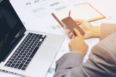 Ofiste çalışan genç işadamı yazıyor pazarlama planları ve kavram gün ışığına için online iş, iş kavramı olarak not defteri strateji diyagramda: bilgisayar ve internet gereklidir.