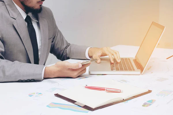 Jungunternehmer arbeitet im Büro, schreibt Marketingpläne und auf dem Merkzettel Strategiediagramm als Konzept Morgenlicht für Online-Geschäft, Geschäftskonzept: Computer und Internet sind erforderlich. — Stockfoto