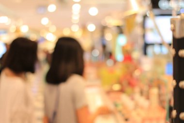 Fast food konsepti. Bulanık yiyen insanlar.. 