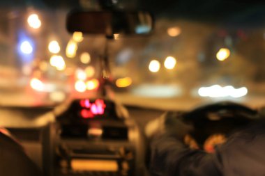 Arabanın içinden gece yolu görüntüsü doğal ışık sokağı ve diğer arabalar bulanık, gece yolculuk yapan bir arabanın içinden görüntü bulanık..