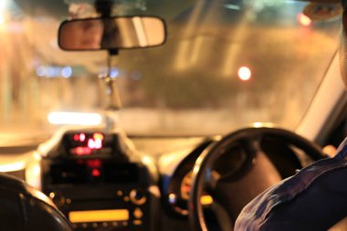 Arabanın içinden gece yolu görüntüsü doğal ışık sokağı ve diğer arabalar bulanık, gece yolculuk yapan bir arabanın içinden görüntü bulanık..