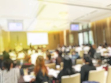 Eğitim kişi ve meslek seminer ve hoparlör için konferans odasında oturup iş adamları bulanık görüntü ekran Projektör ve fikir paylaşımı ile içerik etkinliği ile sunuluyor.