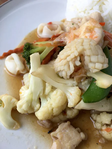 Campuran Sayuran Goreng Cauliflower Carrot Sugar Pea Dengan Makanan Laut — Stok Foto