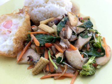 Kızarmış uskumru sebze ve Yapıştır ile sos, yumurta kızarmış. Tayland Gıda