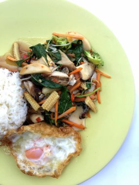 Kızarmış uskumru sebze ve Yapıştır ile sos, yumurta kızarmış. Tayland Gıda