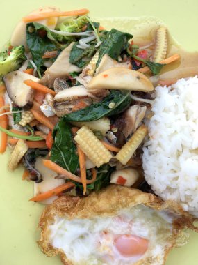 Kızarmış uskumru sebze ve Yapıştır ile sos, yumurta kızarmış. Tayland Gıda