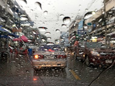 trafik sıkışıklığı arka plan, Songkran Festivali gün trafik sıkışıklığı ile araba camına yumuşak odak su damlaları.