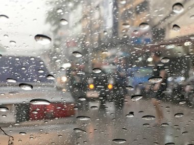 trafik sıkışıklığı arka plan, Songkran Festivali gün trafik sıkışıklığı ile araba camına yumuşak odak su damlaları.