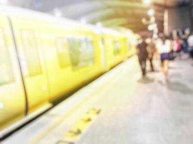 İnsanların tren istasyonu salonunda tren bekliyorsun bulanık görüntü
