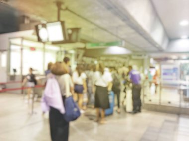 Uçuş uçak kurulu yakınındaki bekleyen Havaalanı salonunda bulanık insanlar