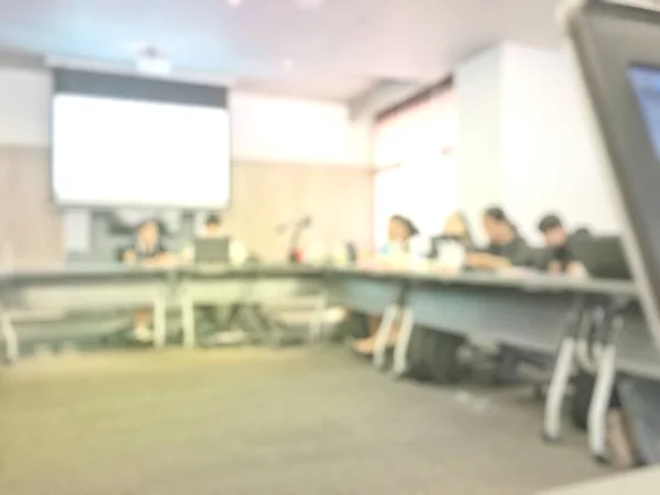 Blurred image of education people and business people sitting in conference room for profession seminar and the speaker is presenting with screen projector and idea sharing with the content activity. — Stock Photo, Image