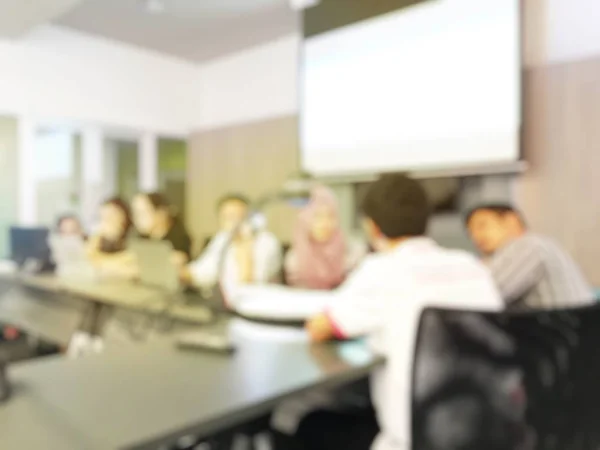 Blurred image of education people and business people sitting in conference room for profession seminar and the speaker is presenting with screen projector and idea sharing with the content activity. — Stock Photo, Image