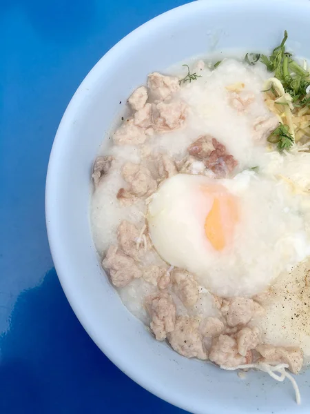Traditional thai porridge rice gruel in white bowl, congee. In the street night market. — Stock Image Traditional Thai Porridge Rice Gruel White Bowl Congee Street Night Stock Photo