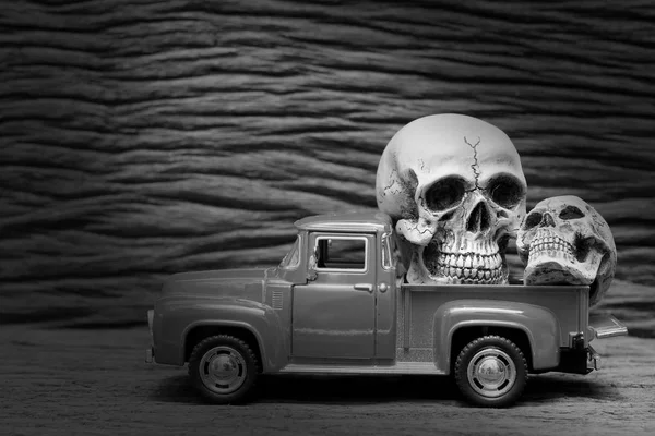 Černobílý Záběr Malba Zátiší Lidskou Lebku Vinobraní Snímky Pickup Truck — Stock fotografie