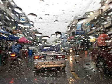 trafik sıkışıklığı arka plan, Songkran Festivali gün trafik sıkışıklığı ile araba camına yumuşak odak su damlaları.