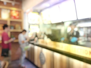 Kafedeki insanların arka planı bulanık