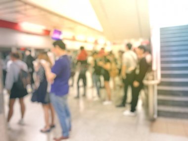 Uçuş uçak kurulu yakınındaki bekleyen Havaalanı salonunda bulanık insanlar