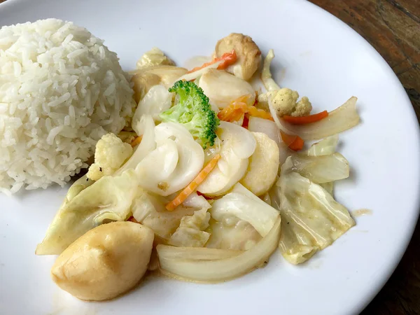 Stekt Tofu Med Grönsaker Vita Skålen Med Thailändska Jasminris Trä — Stockfoto