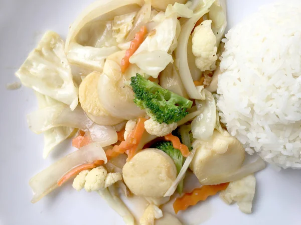Tofu Frito Con Verduras Plato Blanco Con Arroz Jazmín Tailandés — Foto de Stock