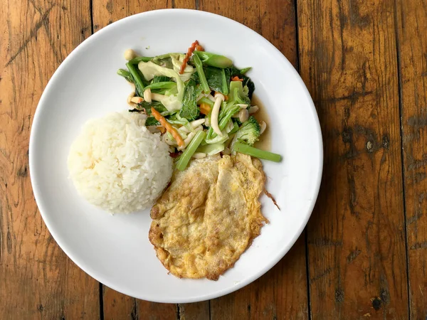 Aduk Sayuran Goreng Dengan Thai Omelette Orak Arik Telur Dengan — Stok Foto