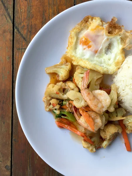 Verduras Salteadas Con Cuajada Frijol Camarones Plato Blanco Con Arroz — Foto de Stock