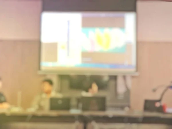 Imagen borrosa de los educadores y empresarios sentados en la sala de conferencias para el seminario de profesión y el ponente se presenta con proyector de pantalla y compartir ideas con la actividad de contenido . —  Fotos de Stock
