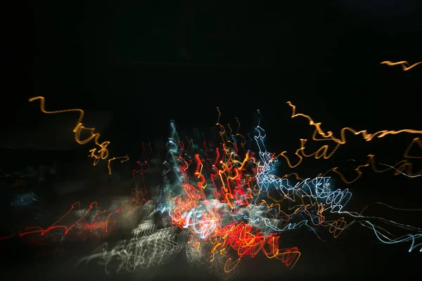 夜间超速汽车的路灯, 从车内看到慢速快门视图的轻动. — 图库照片