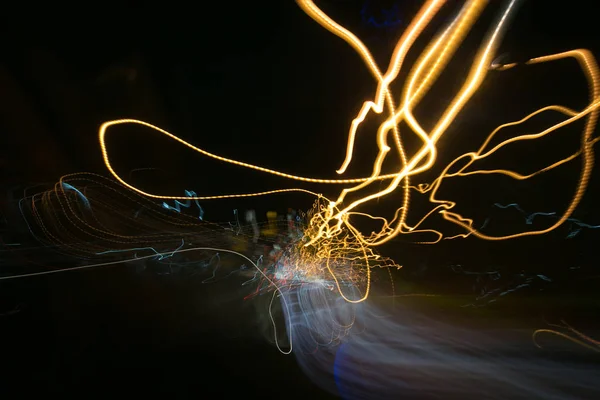 Luzes de rua em acelerar o carro à noite, movimento de luz com visão do obturador de velocidade lenta de dentro da frente do carro . — Fotografia de Stock