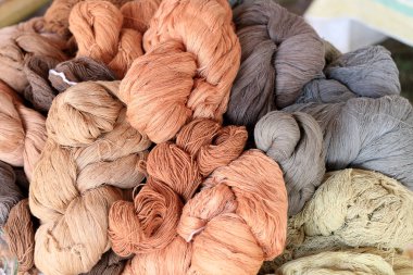 Renkli Tay ipek kumaş iplik dokuma ipek el sanatları Tay tarzında Kuzey Tayland için doğal renk malzemeden.