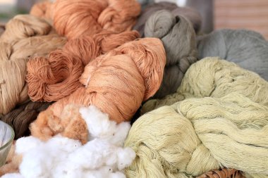 Renkli Tay ipek kumaş iplik dokuma ipek el sanatları Tay tarzında Kuzey Tayland için doğal renk malzemeden.