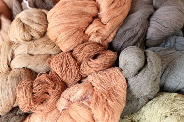 Renkli Tay ipek kumaş iplik dokuma ipek el sanatları Tay tarzında Kuzey Tayland için doğal renk malzemeden.