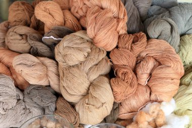 Renkli Tay ipek kumaş iplik dokuma ipek el sanatları Tay tarzında Kuzey Tayland için doğal renk malzemeden.