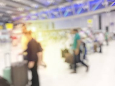 Uçuş uçak kurulu yakınındaki bekleyen Havaalanı salonunda bulanık insanlar