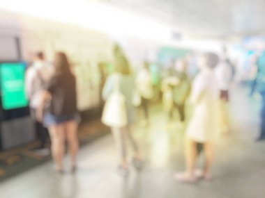 Uçuş uçak kurulu yakınındaki bekleyen Havaalanı salonunda bulanık insanlar