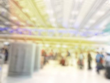 Uçuş uçak kurulu yakınındaki bekleyen Havaalanı salonunda bulanık insanlar