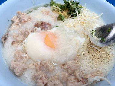 Geleneksel Tay lapası pirinç Bulamaç beyaz kase, pirinç çorbası. İçinde belgili tanımlık sokak gece çarşı.