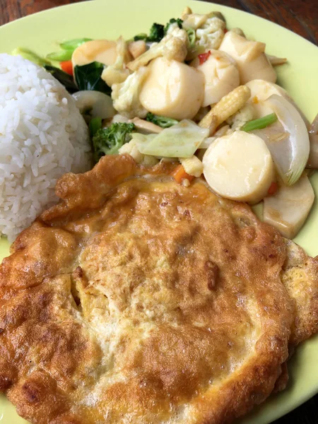 Tofu Frito Com Legumes Omelete Tailandesa Ovos Mexidos Prato Verde — Fotografia de Stock