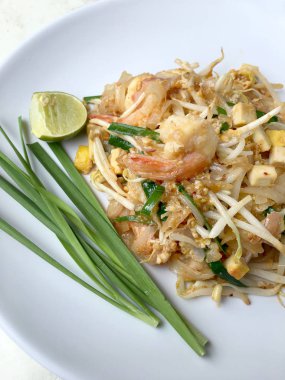 Yastık tavada kızartılmış Tay, Pirinç Noodle ile karides. Tayland'ın ulusal ana yemek biri. Tayland popüler gıda.