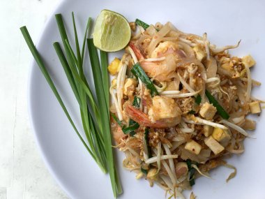 Yastık tavada kızartılmış Tay, Pirinç Noodle ile karides. Tayland'ın ulusal ana yemek biri. Tayland popüler gıda.