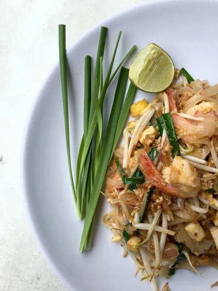 Yastık tavada kızartılmış Tay, Pirinç Noodle ile karides. Tayland'ın ulusal ana yemek biri. Tayland popüler gıda.
