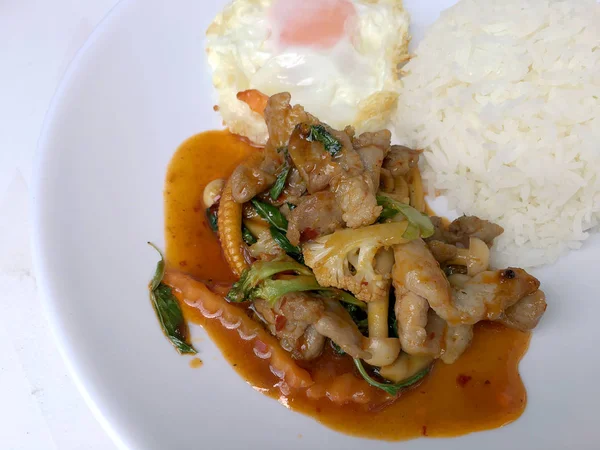 Gebratenes Huhn Mit Gerösteter Chilipaste Mit Reis Und Gebranntem Weißem — Stockfoto