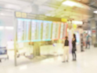 Uçuş uçak kurulu yakınındaki bekleyen Havaalanı salonunda bulanık insanlar