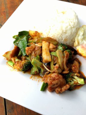 kavrulmuş chili Yapıştır ve tatlı fesleğen yaprağı, brokoli, mantar karışık sebze, kızarmış tavukla karıştırın kızarmış yumurta beyaz ahşap arka plan, gıda Tay tabakta Yasemin pirinç.