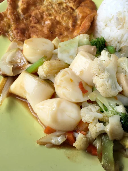 Tahu Goreng Dengan Sayuran Dan Thai Omelette Orak Arik Telur — Stok Foto