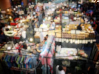 Grup alışveriş insan bulanık görüntü. Alışveriş kavramı.